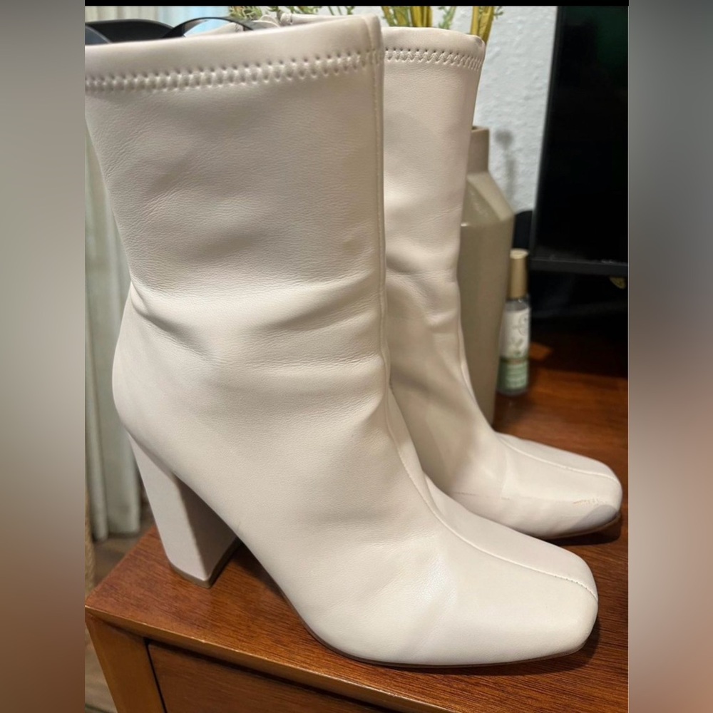 Lynden Bootie in Bone
Steve Madden
Color:Bone